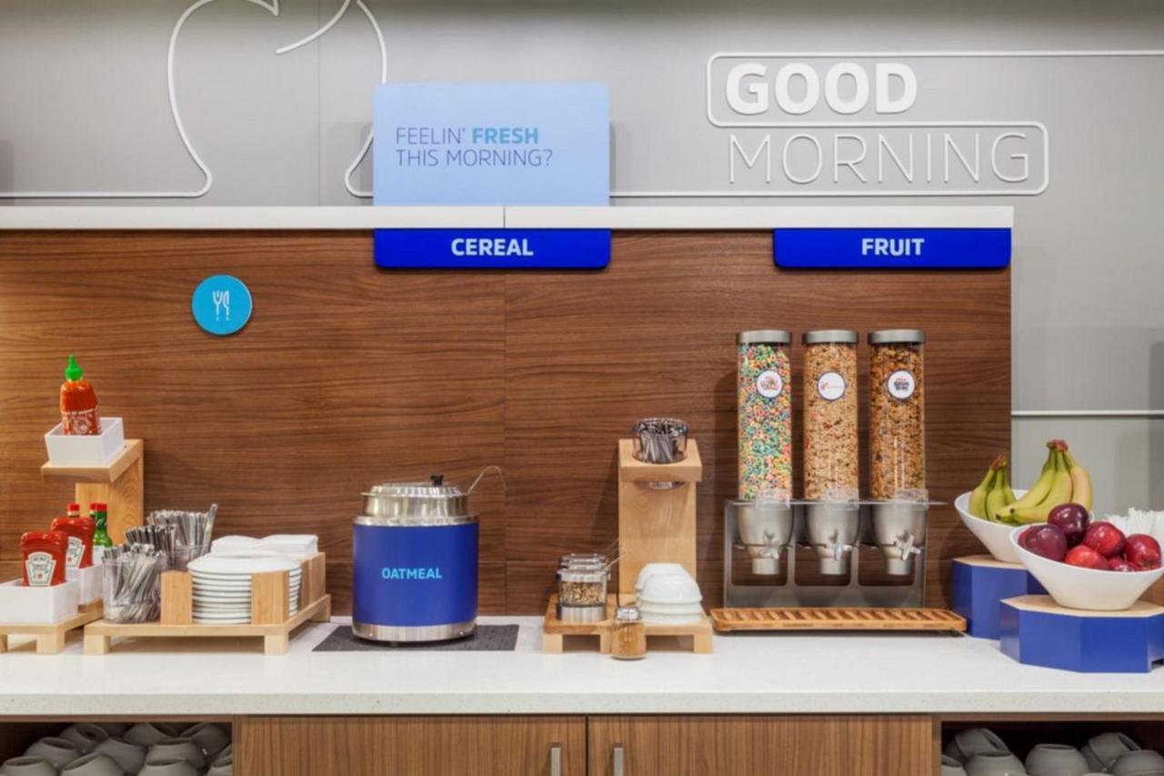 Holiday Inn Express & Suites Windsor East - Lakeshore By Ihg Tecumseh Bagian luar foto